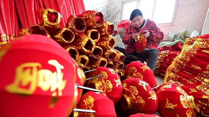 赶制灯笼迎新春