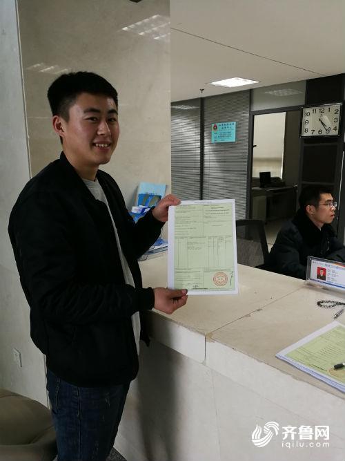 企业人员展示首份我市首份中-格原产地证书.jpg