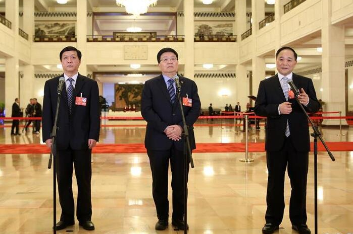 全国人大代表接受采访