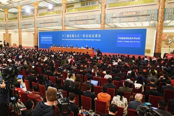 国务院总理李克强等与中外记者见面