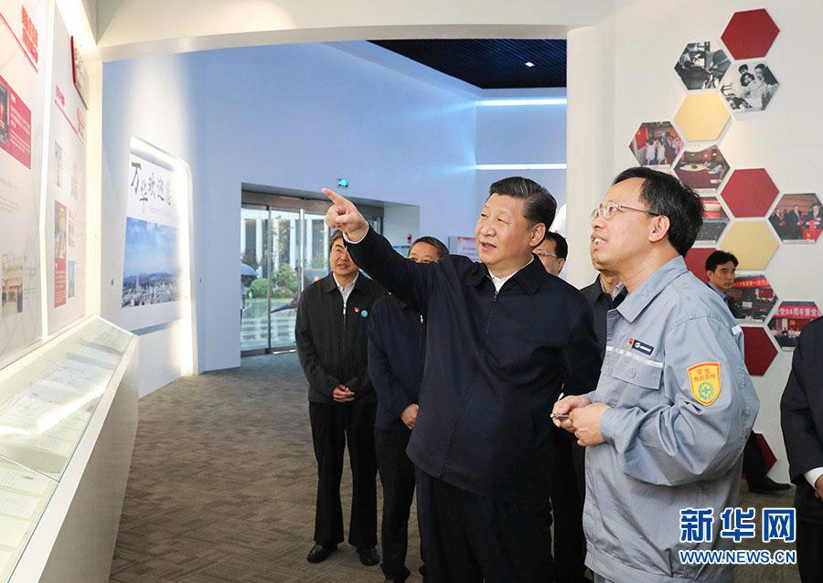 2018年6月13日,习近平在山东烟台考察。这是他在万华烟台工业园听取企业基本情况介绍,察看核心产品展示。图片来源:新华社