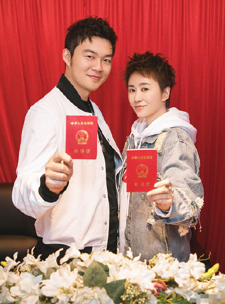 马丽老公许文赫罕见秀恩爱 夫妻俩牵手甜蜜过七夕