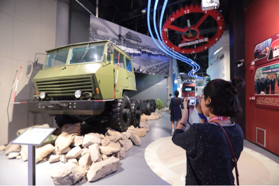 媒体记者团参观重汽博物馆感知历史文化 为中国重汽自主创新点赞
