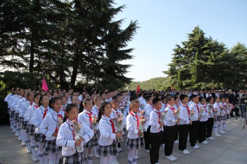 参加青岛市公祭烈士活动的少先队员