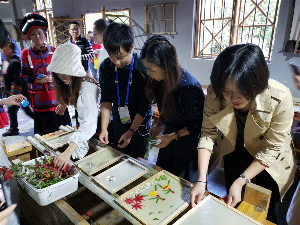 “多彩贵州·浪漫秋冬”走进大洞竹海 体验古法造纸魅力