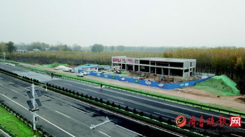 国道220长清绕城段正在建设中的停车区。　本报记者　刘飞跃　摄