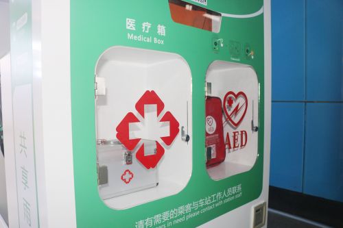 第一个图“爱心共享站”里的医疗急救箱。盛军 摄