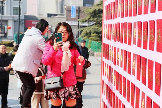 说明: 这是在做”直播领红包“吗?