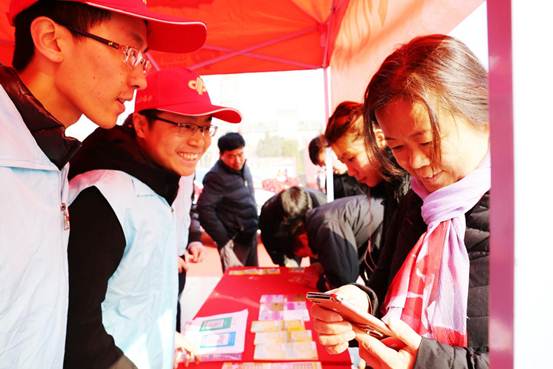 说明: 山东省福彩中心组织青年员工为市民们介绍刮刮乐