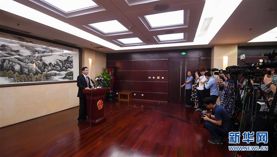 (XHDW·图文互动)(1)国务院港澳办发言人就香港极少数暴徒投掷汽油弹袭警予以严厉谴责