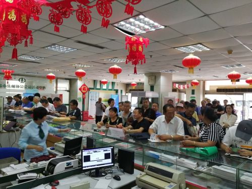 首发式现场吸引大量市民排队购买1