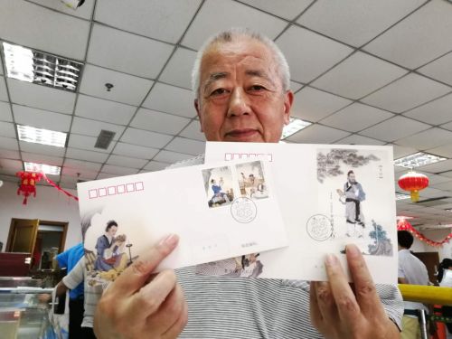 市民向记者展示《鲁班》特种邮票