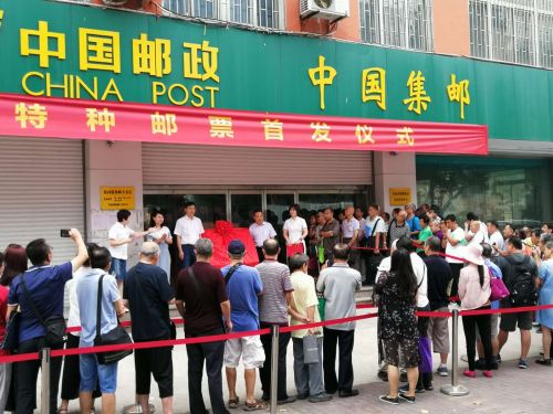 首发式现场吸引大量市民排队购买