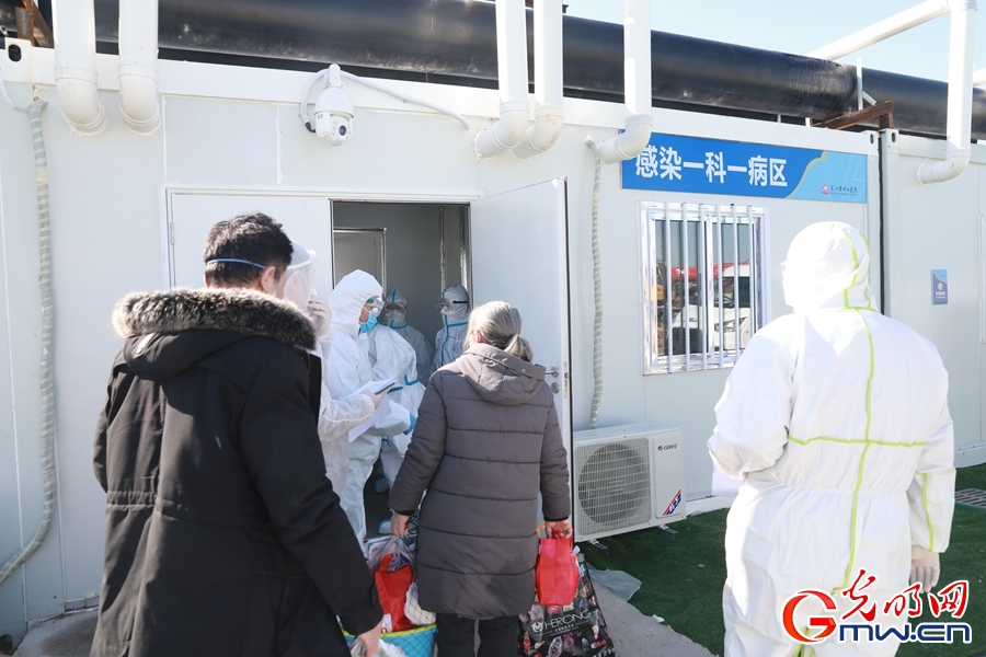 雷神山医院ICU病房投入使用 当天收治患者近600人