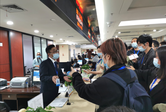 【落实“六稳六保”·优化营商环境】全面落实企业开办“210”标准 湖北省证照办理再提速!