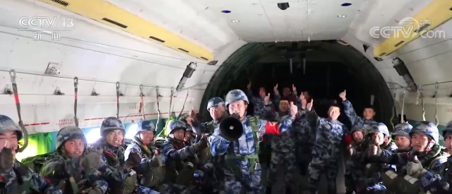 【新春走基层】直击空降新兵首次大飞机跳伞