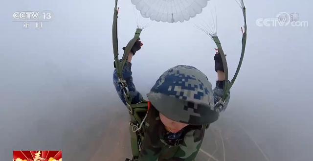 【新春走基层】直击空降新兵首次大飞机跳伞