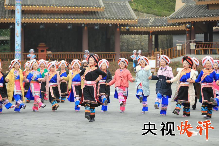 【央视快评】中国特色反贫困理论是指导打赢脱贫攻坚战的制胜法宝