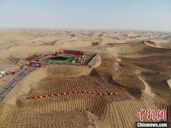 甘肃1285万千瓦新能源项目开工：“光伏+治沙”改善生态