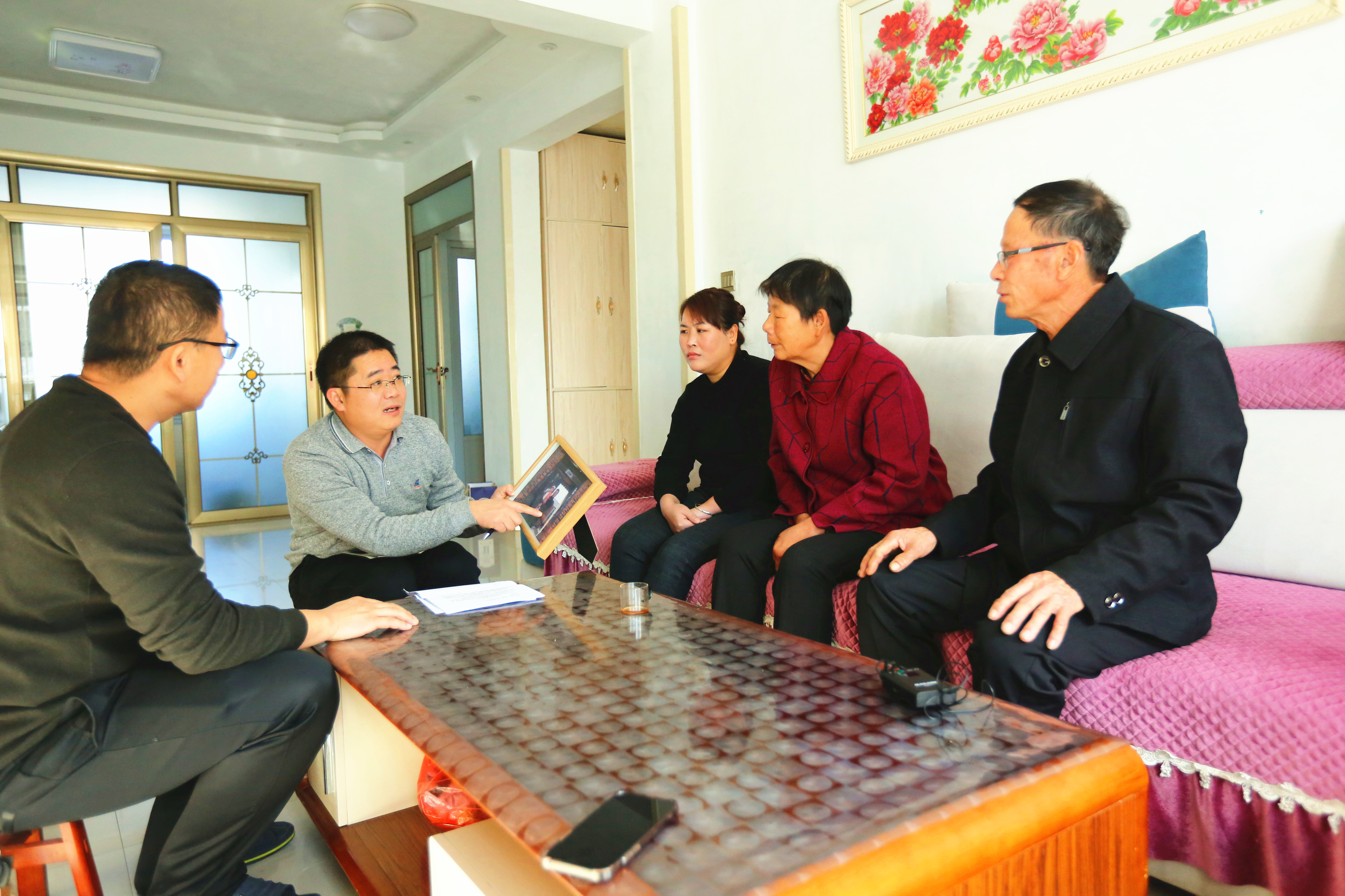 记者贾瑞君在许福华家采访。