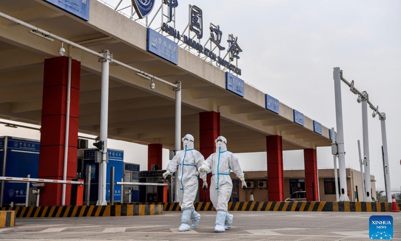 Police officers of immigration inspection checkpoint wearing protective suits prepare to work at Dongxing port in Dongxing, south China''s Guangxi Zhuang Autonomous Region, Jan. 8, 2022.Photo: Xinhua