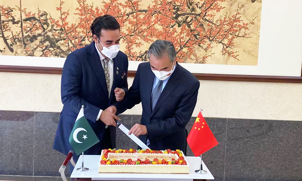 Chinese State Councilor and Foreign Minister Wang Yi (right) and Pakistani Foreign Minister Bilawal Bhutto Zardari cut a cake on Sunday to celebrate the 71st anniversary of the establishment of diplomatic ties between Pakistan and China. Photo: Courtesy of the Pakistani Embassy to China
