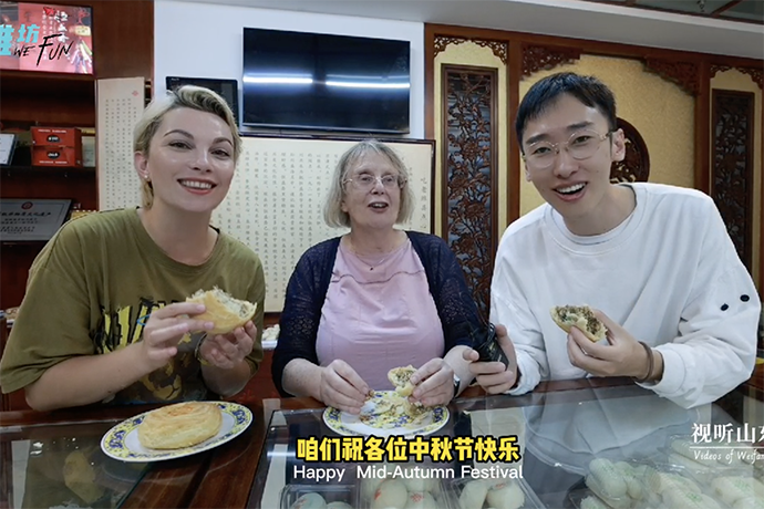 外国友人过中秋 制作潍坊传统风味月饼
