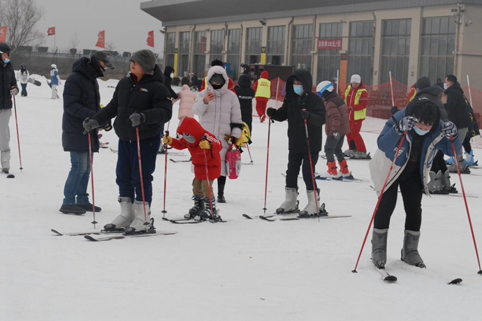 网络中国节·春节|青岛即墨：滑雪过年成市民春节最时尚