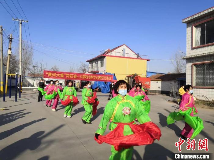 传统民俗表演“扮玩”在淄博市桓台县亮相。　罗静 摄
