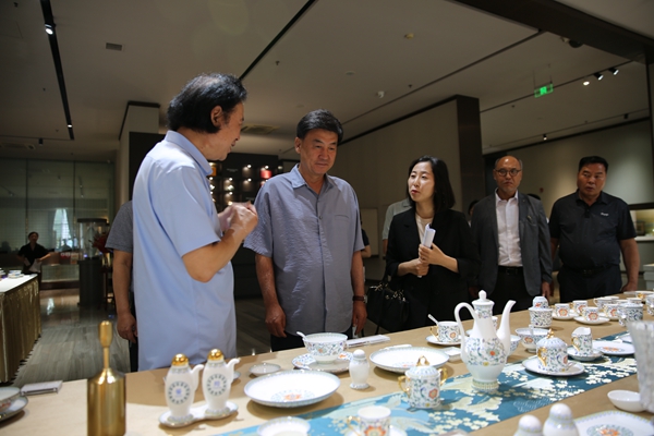 韩国广州市市长率队参观华光国瓷公司.jpg