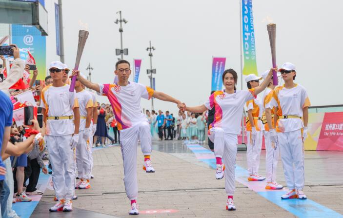 心手相连 点燃梦想——写在杭州亚运会火炬传递活动收官之际