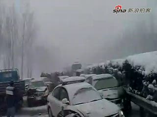 济青高速雪天多车相撞