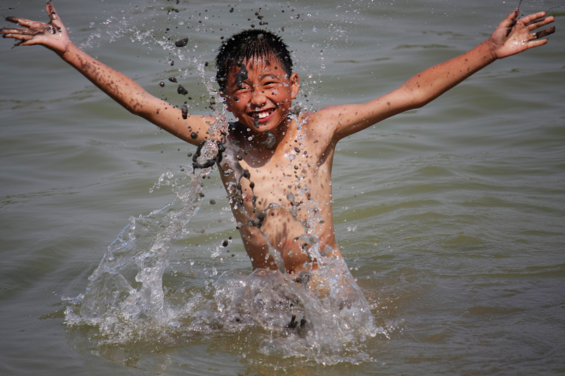 童年的夏天小男孩戏水图片