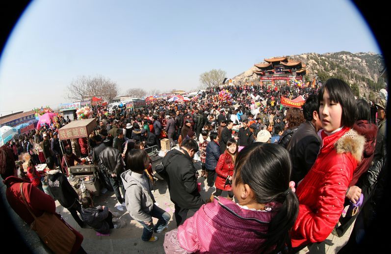 山东邹城10万人赶峄山古会