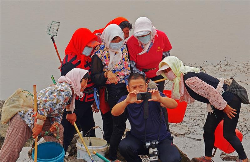 王静当前票数:3588作品简介寿光羊口港海滩上,一群正准备赶海的拾贝