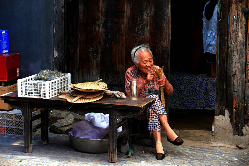 编蒲扇的老人-"孔子故乡 中国山东"国际网络摄影大赛官方网站