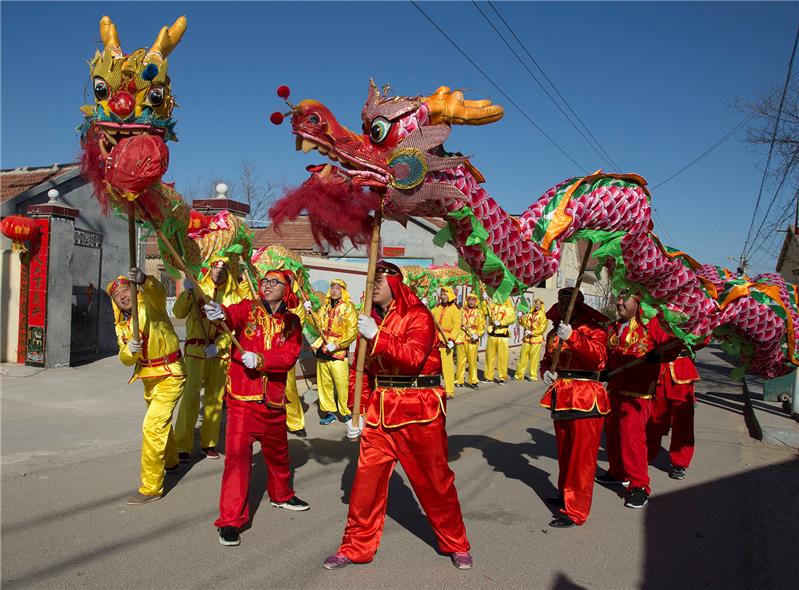 村里舞龙队逐户拜年