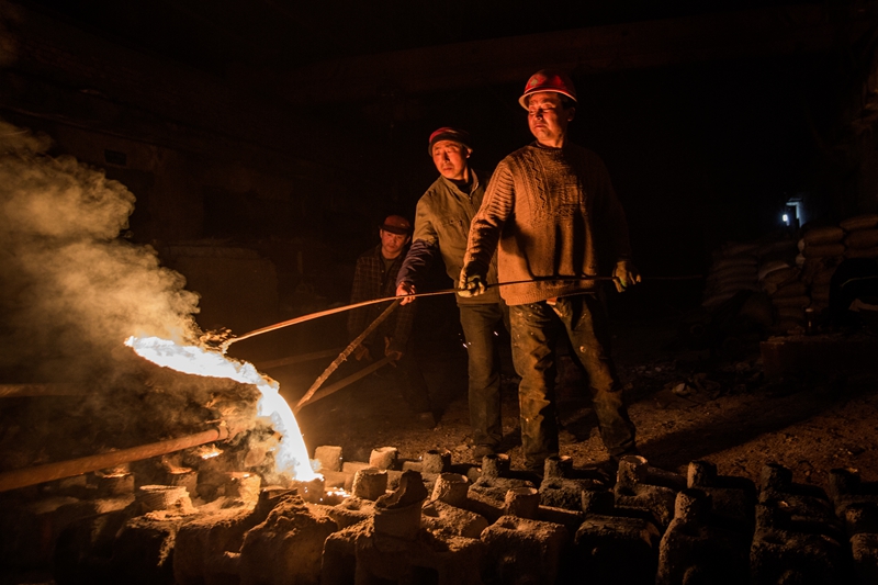 夜班的铸造工人