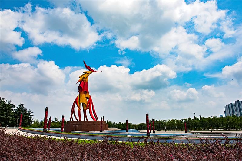 作者:吴龙锦当前票数:4077作品简介2017年7月7日拍摄于临沂凤凰广场