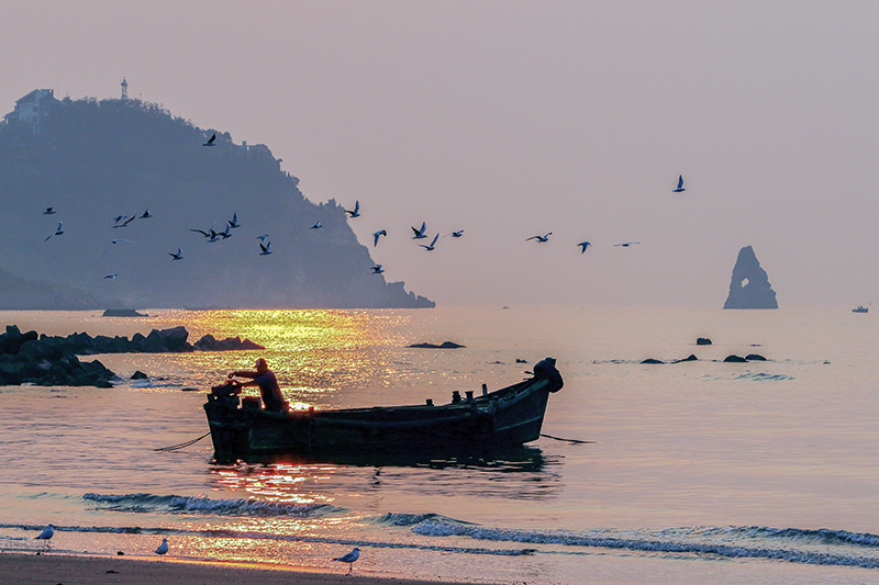 作品:加油出航作者:宋兆胜当前票数:1789作品简介青岛石老人渔民给船