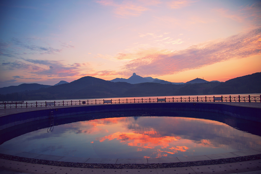 朝霞映红松月湖