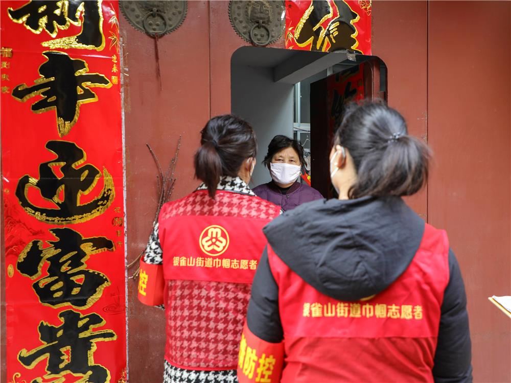 娘子军撑起疫情防控半边天