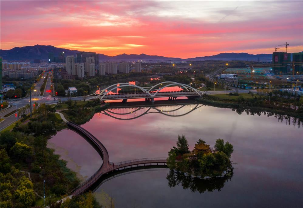 作品: 林泉河晨曦 作者: 孙梅 当前票数: 1547 作品简介 林泉河畔是