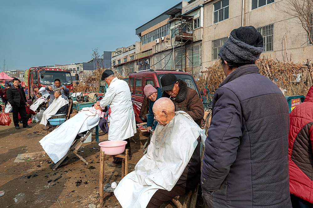 年关集市上的剃头匠