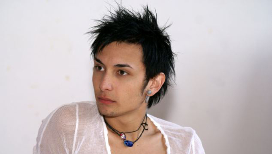 变装男"大胡子美女比赛夺冠 变性前清爽帅照让人惊愕