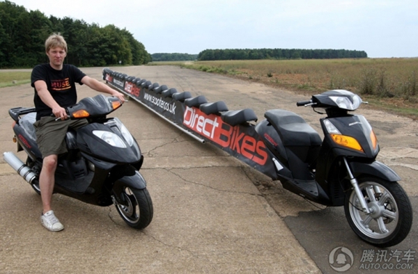 世界摩托车之最 最长的踏板摩托车可载25人
