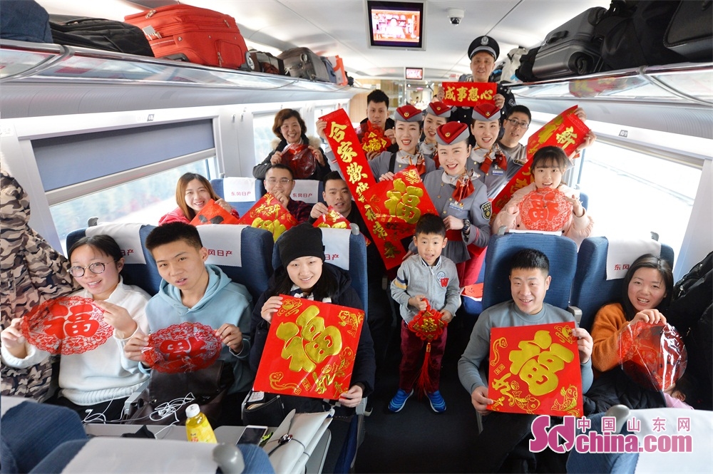 值守春运的高铁列车乘务员依然坚守岗位,为回家过年的旅客送上饺子