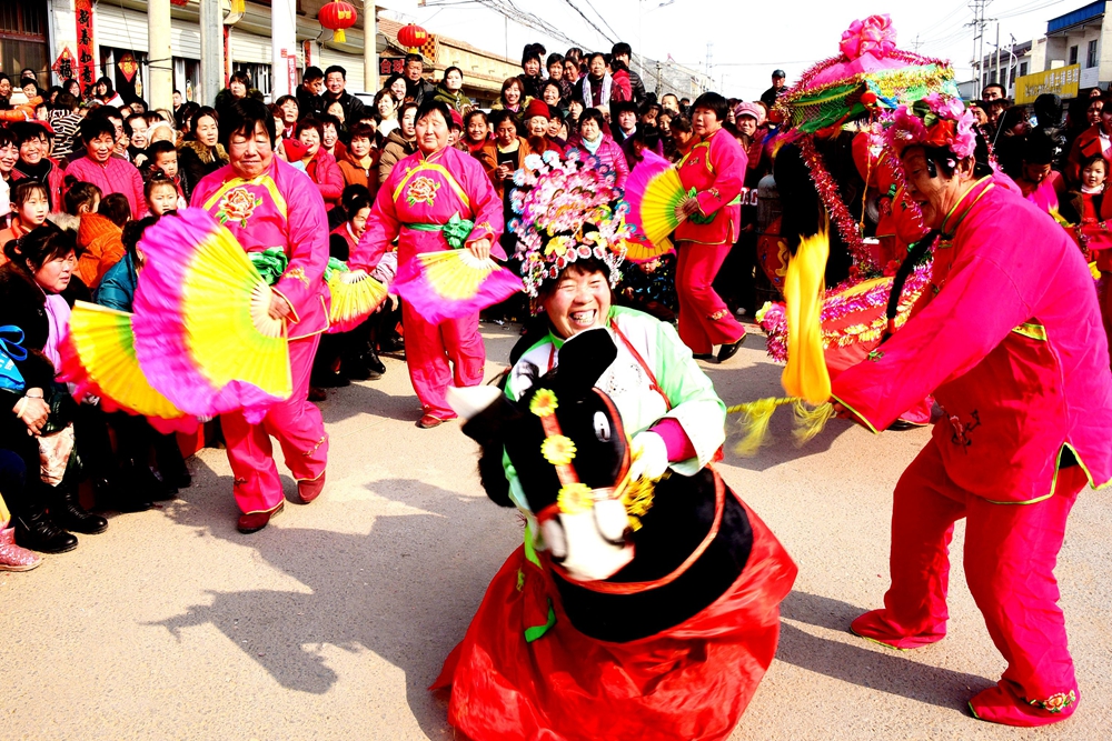  br/> 演员们的表演精彩连连,慕名而来的村民将演出现场围得水泄不通