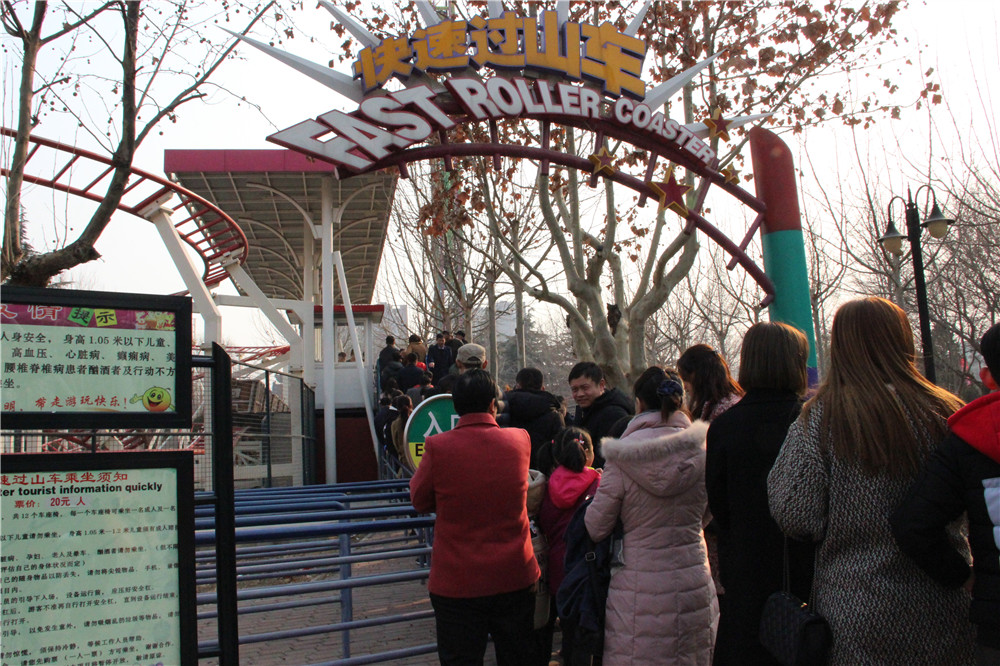  br/>  正在排队,等待坐快速过山车的游客们. br/>