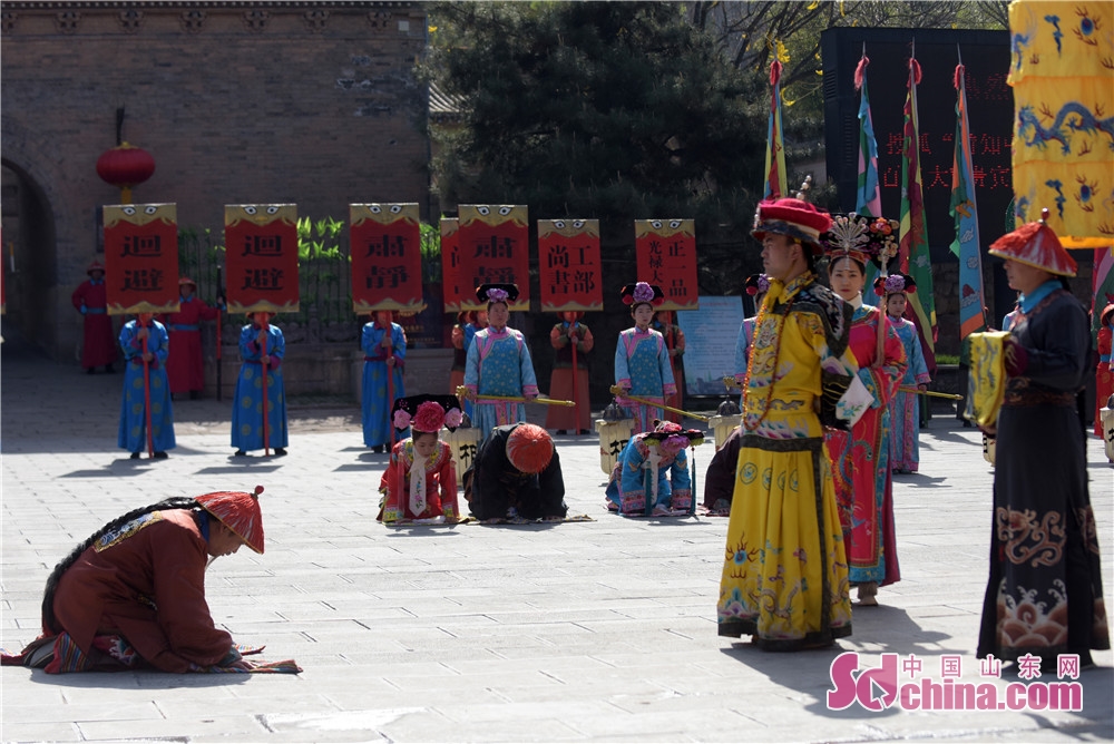  br/>        陈廷敬跪迎康熙帝圣驾.